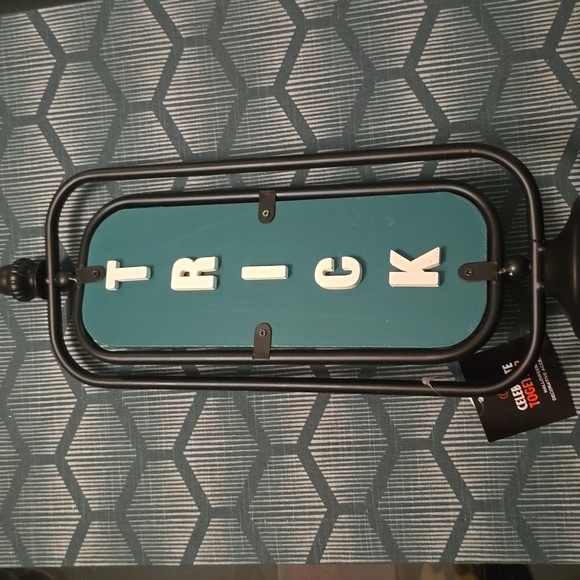 GREEN AND BLACK HALLOWEEN DECOR TRICK OR TREAT - Picture 5 of 13